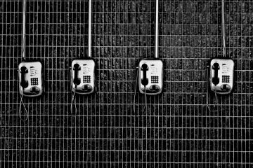 4 téléphones sur le mur en noir et blanc
