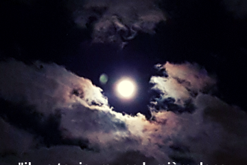 Une lune qui brille à travers des nuages